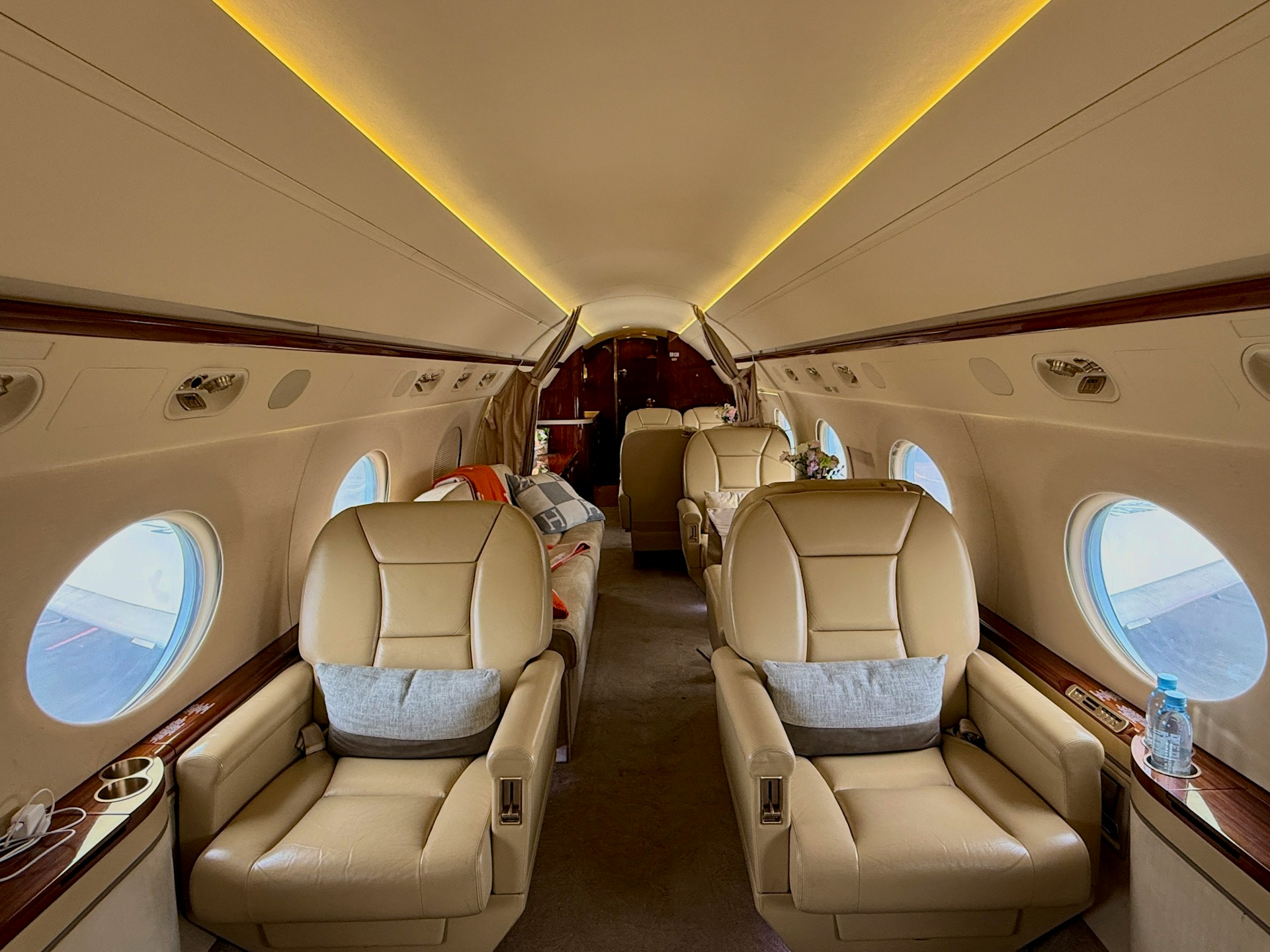 Interior de jet privado con asientos ejecutivos, representando nuestra emisión estratégica de vuelos y rutas internacionales.