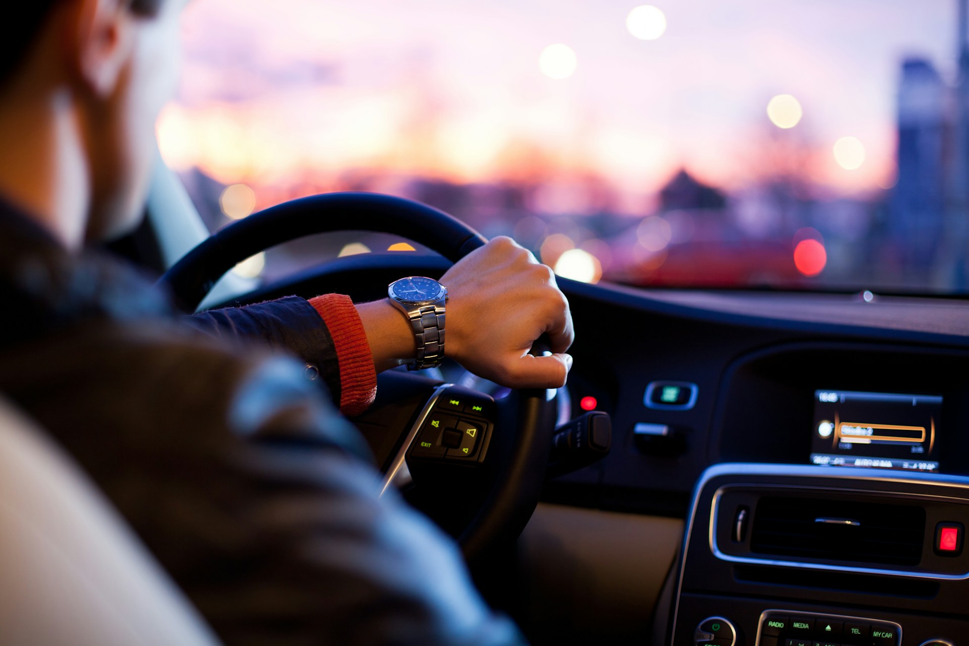Conductor profesional al volante, ilustrando nuestros servicios de logística y traslados privados nivel concierge.